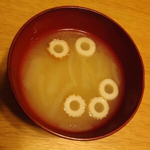 玉ねぎとちくわの味噌汁